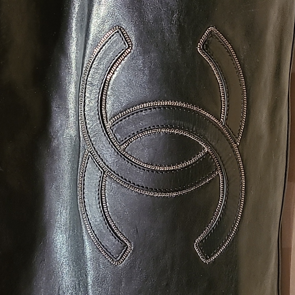 Gorgeous CHANEL handbag w/ large CC logo. Black shiny leather monili metal trim - Picture 2 of 16